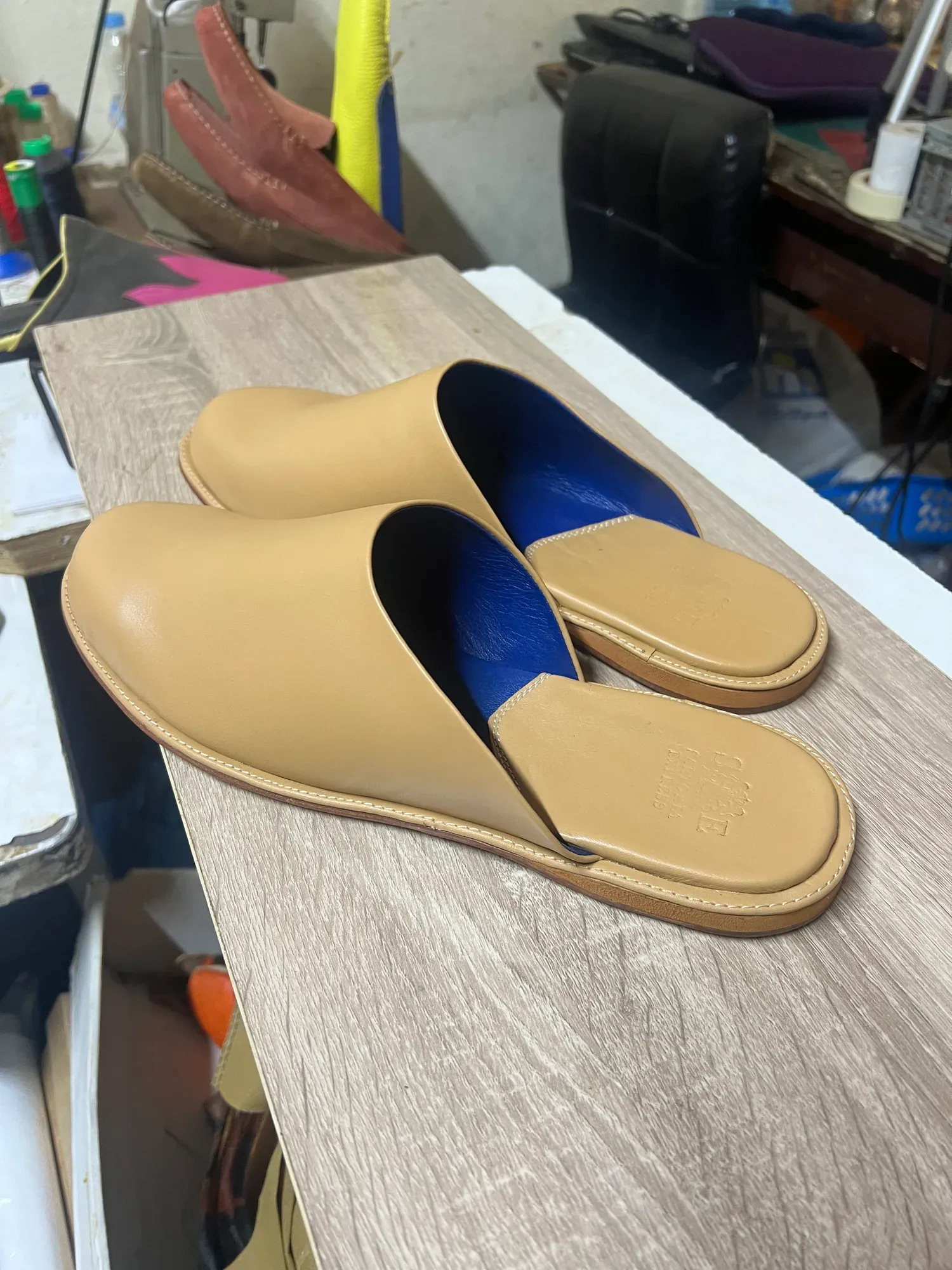 Faites à la main, une paire à la fois